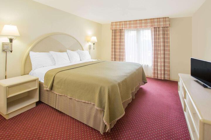 1 King Bed (5 of 12)