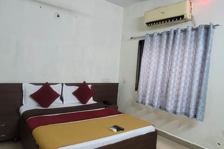 Room 6 of 12