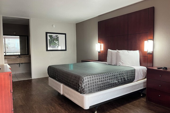 1 King Bed (6 of 29)