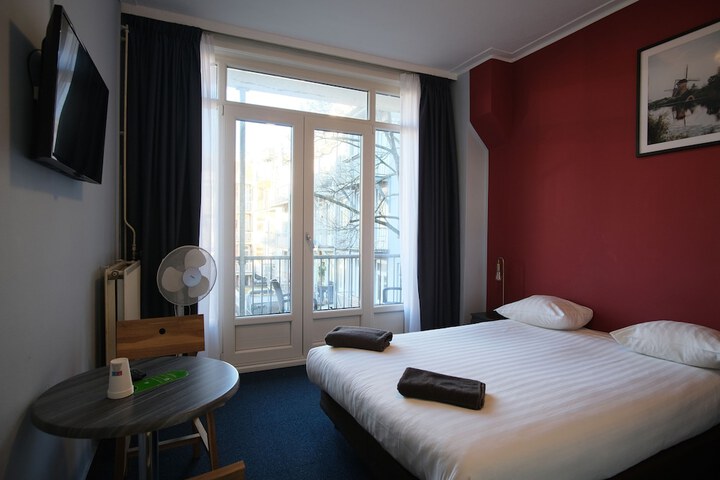 Room 13 of 82