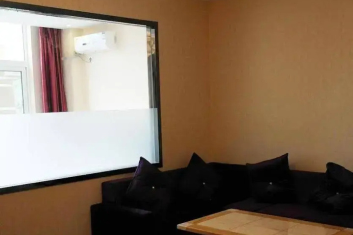 Room 6 of 14