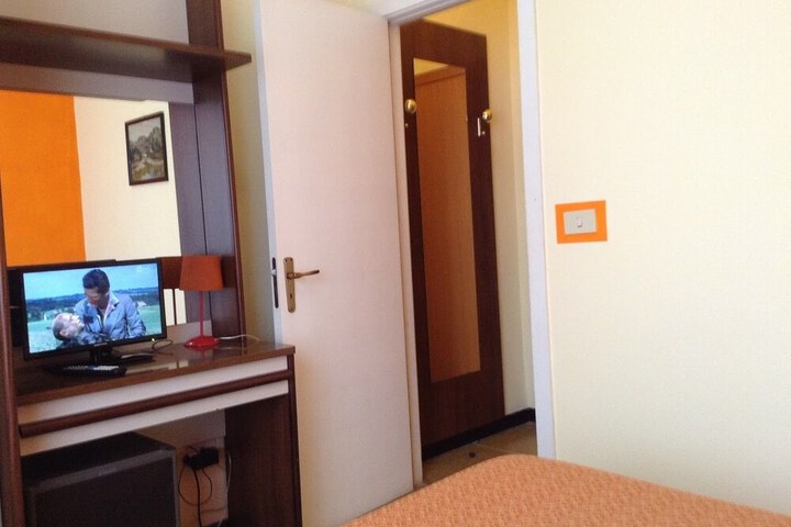 Room 28 of 65