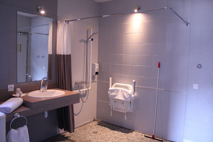 Room 30 of 41