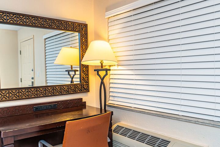Deluxe King Bed (6 of 12)