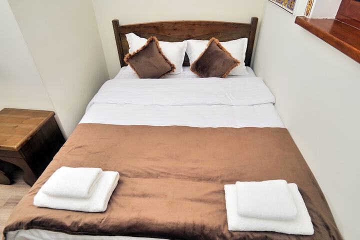 Room 5 of 8