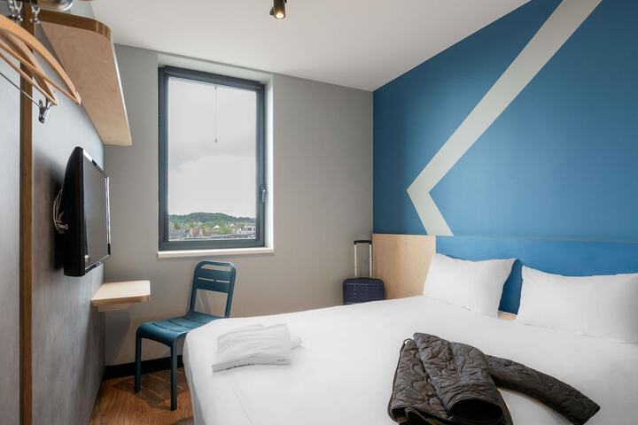 Room 4 of 37