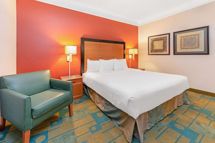 1 King Bed (12 of 18)