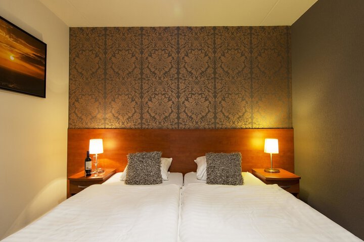 Room 4 of 32