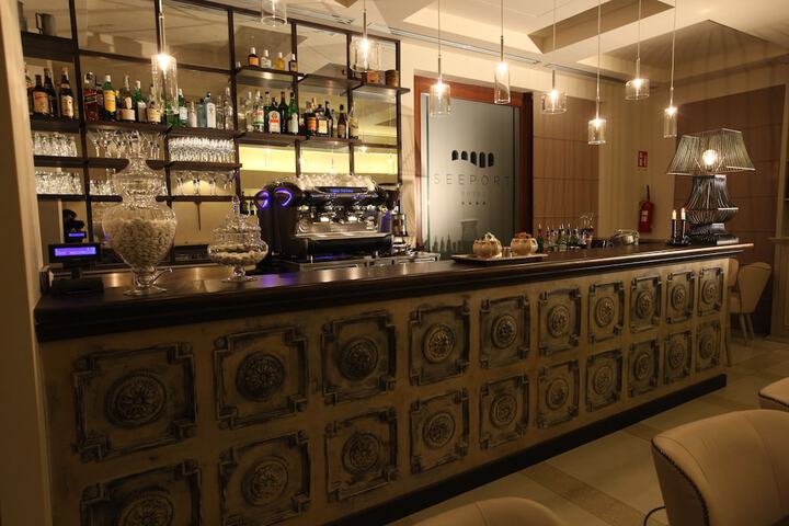 Lounge 77 of 90