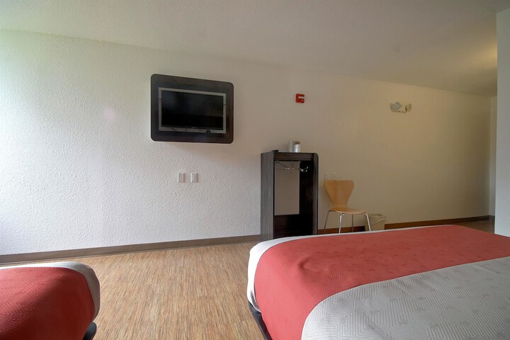 1 King Bed (16 of 18)