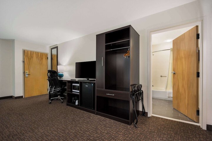 1 King Bed (4 of 12)