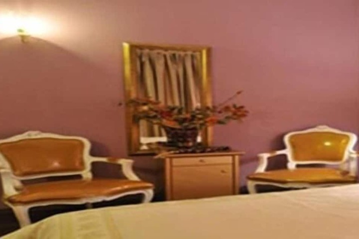 Room 15 of 48