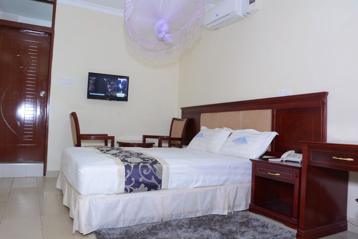 Room 9 of 32