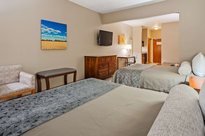 Accessible 2 Queen Mobility Accessible Communication Assistance Bathtub Microwave and Refrigerator WiFi Full Breakfast (3 of 15)