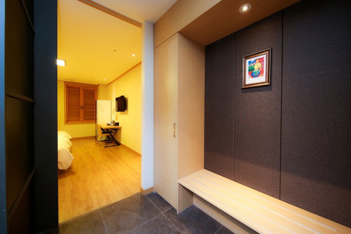 Room 12 of 90