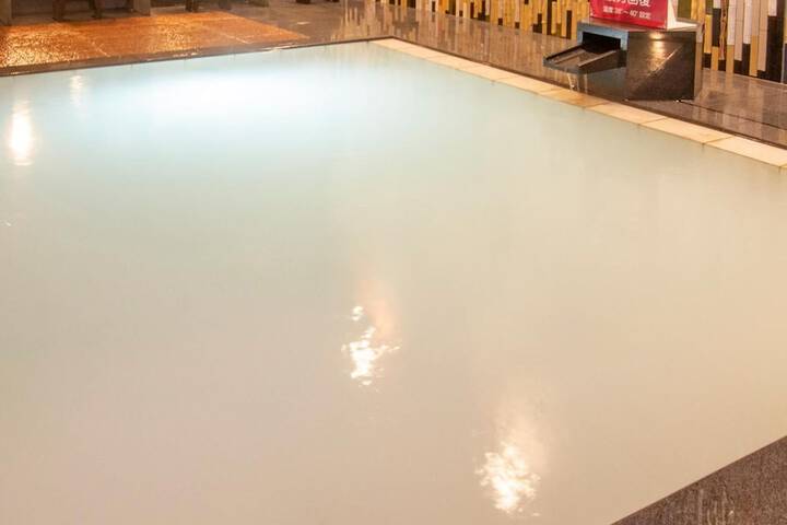 Pools & Facilities