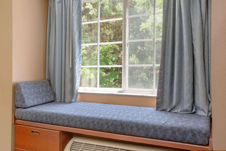 1 Queen Bed (4 of 16)