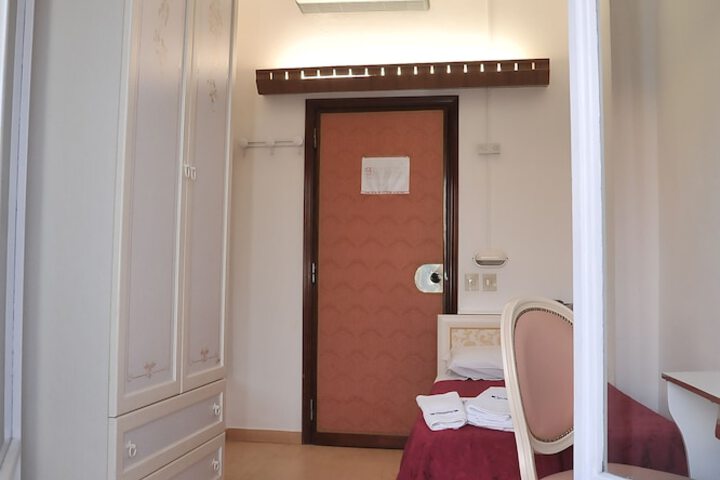 Room 16 of 42