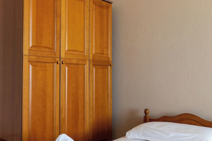 Room 5 of 178
