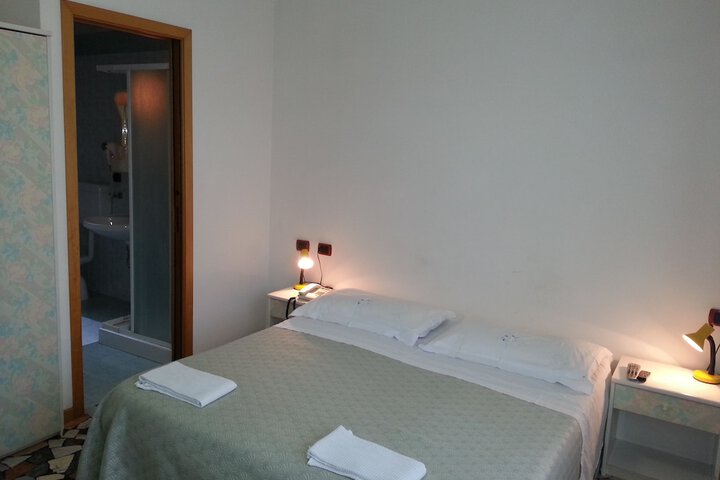 Room 3 of 40