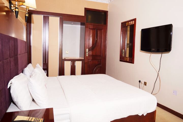 Room 4 of 16