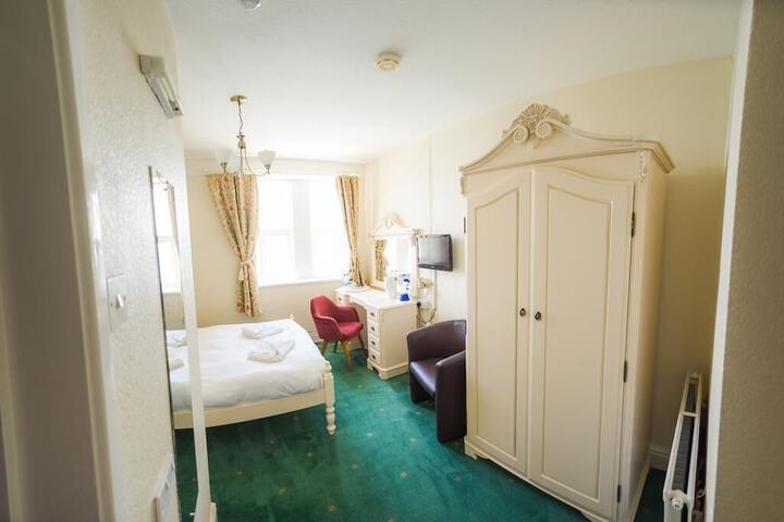 Room 5 of 33