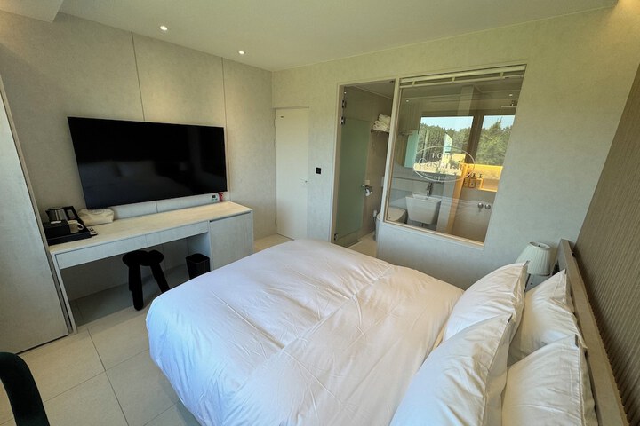Room 2 of 5