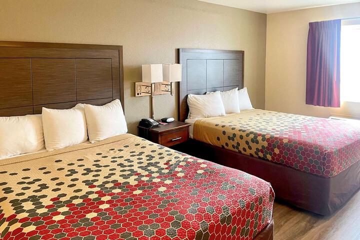 1 King Bed (4 of 4)