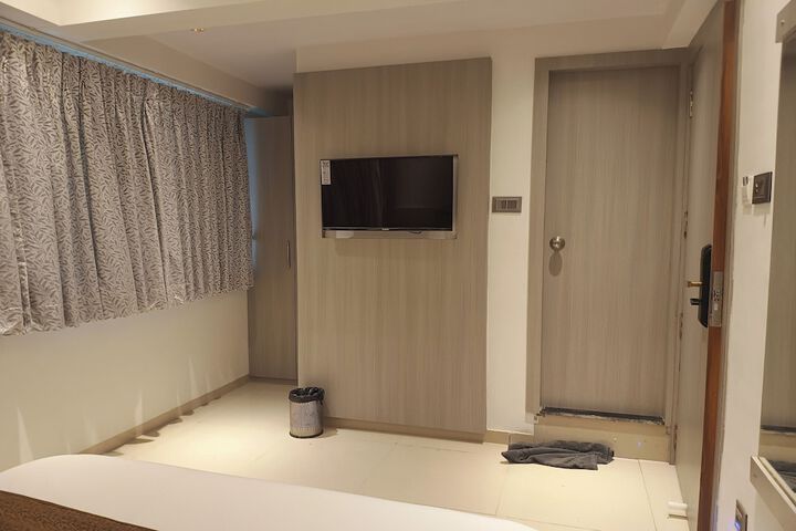 Room 32 of 65