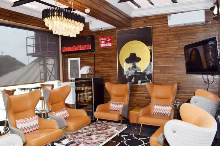 Lounge 10 of 13