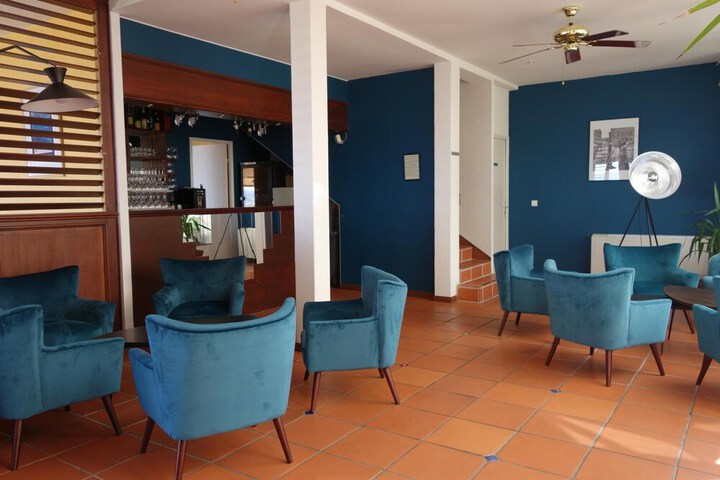 Lounge 16 of 37