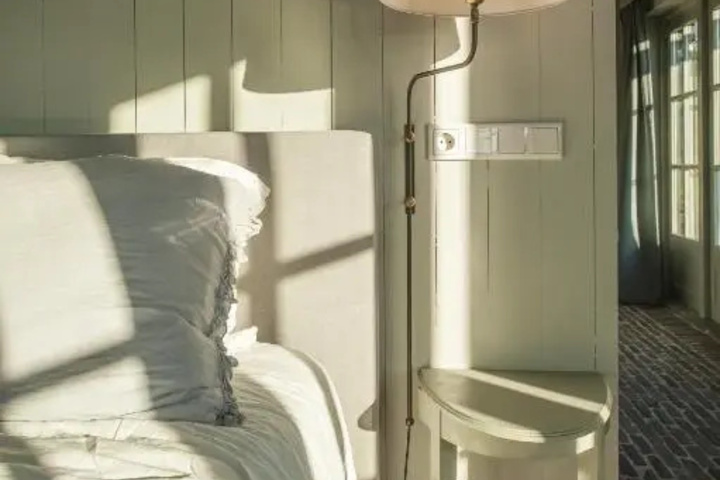 Room 4 of 8