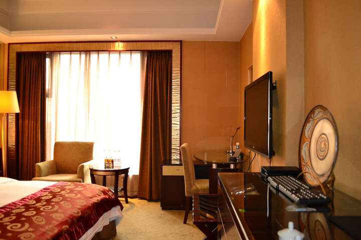 Room 5 of 8