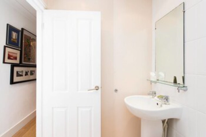 Room 4 of 28