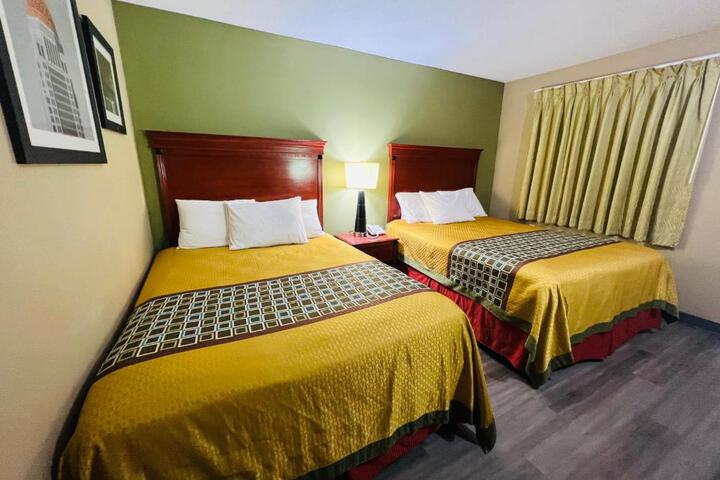 Deluxe 2 Queen Beds (4 of 7)