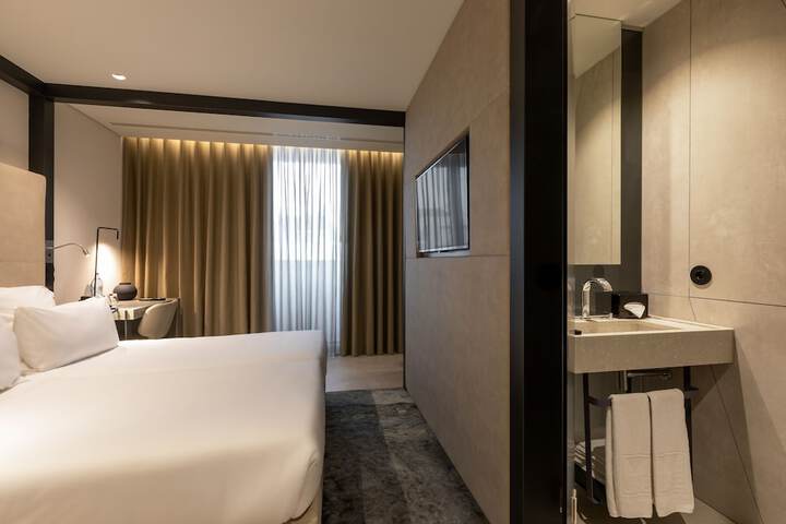 Room 32 of 51