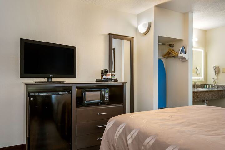 1 Queen Bed (8 of 9)