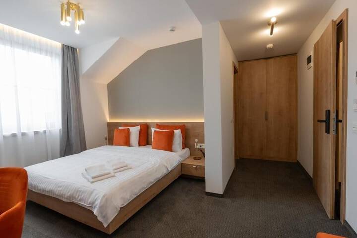 Room 13 of 28
