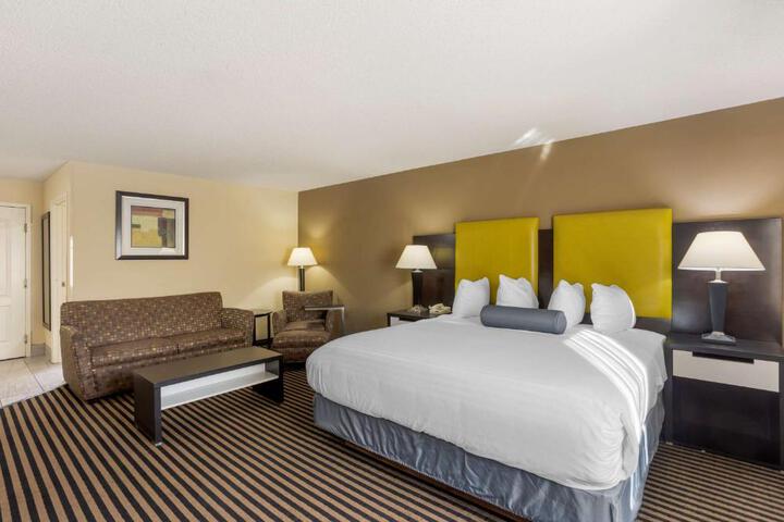 1 King Accessible Comm Assist Bathtub Microwave, Refrigerator WiFi Full Breakfast (17 of 20)