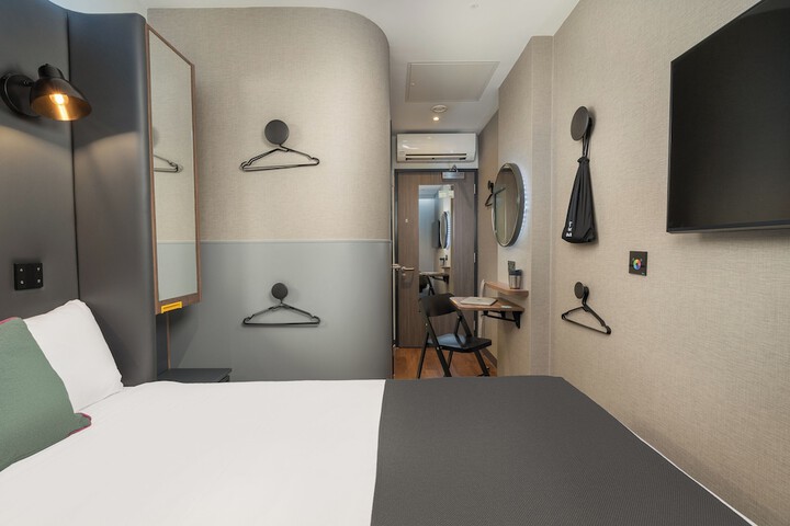 Room 18 of 48