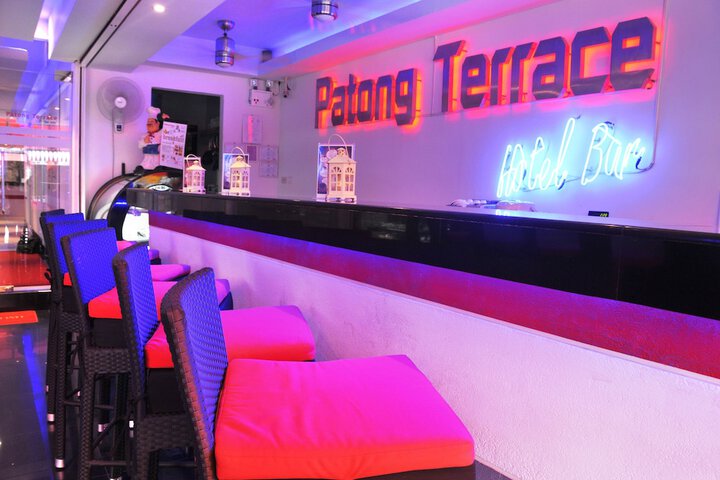 Lounge 34 of 41