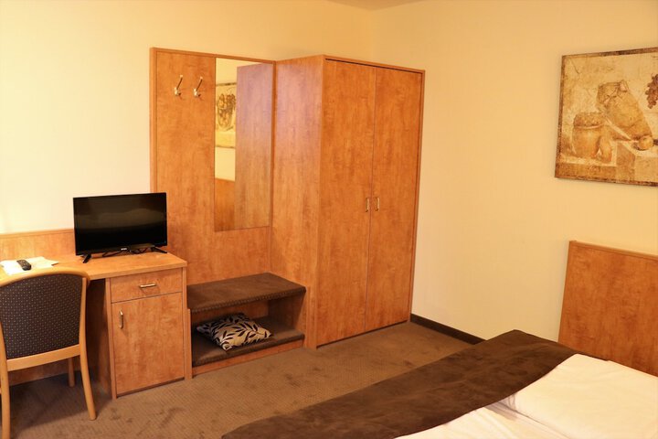 Room 6 of 44