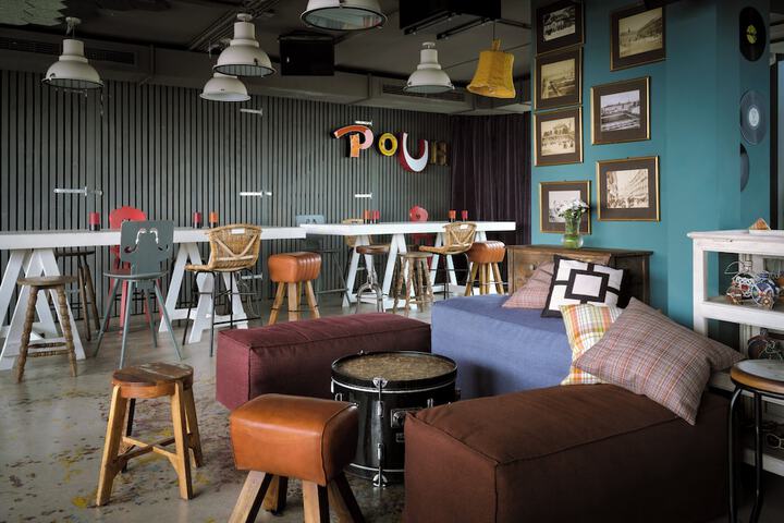 Lounge 67 of 98