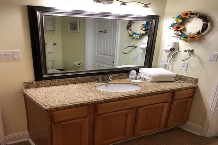 Room 105 of 173