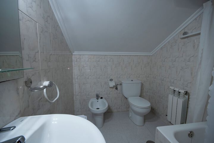 Room 9 of 16