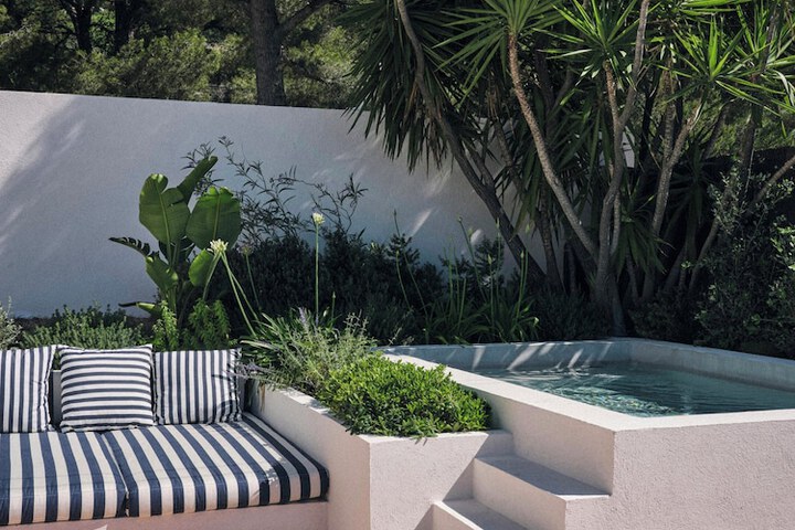 Pool 103 of 205