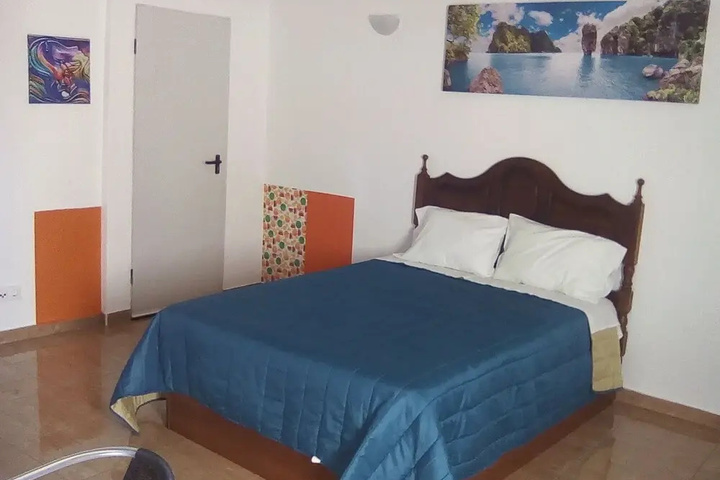 Room 2 of 10
