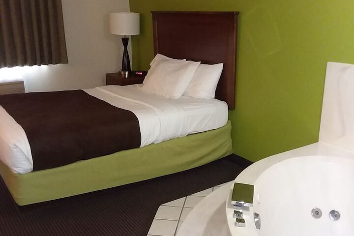 1 Queen Bed Accessible Room (9 of 15)