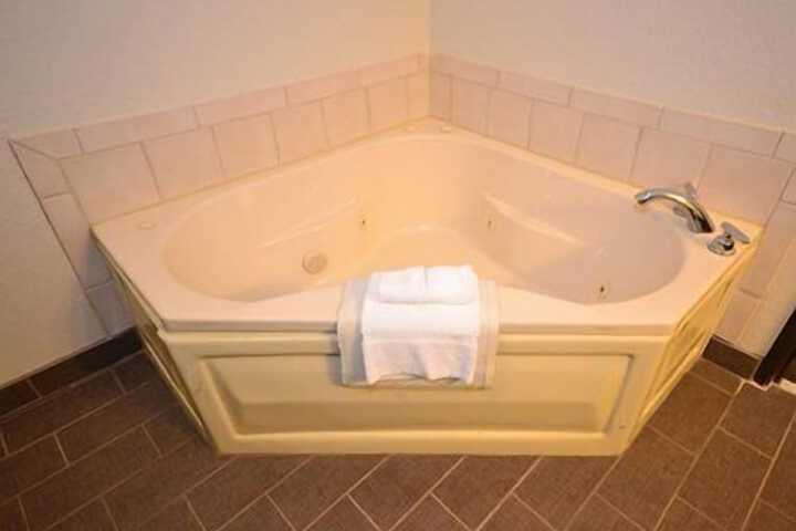 Jetted tub