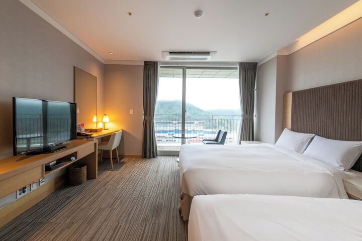 Room 4 of 100